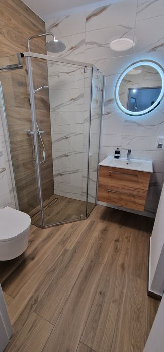 Domki nad jeziorem u Izy z balią ogrodową na ferie