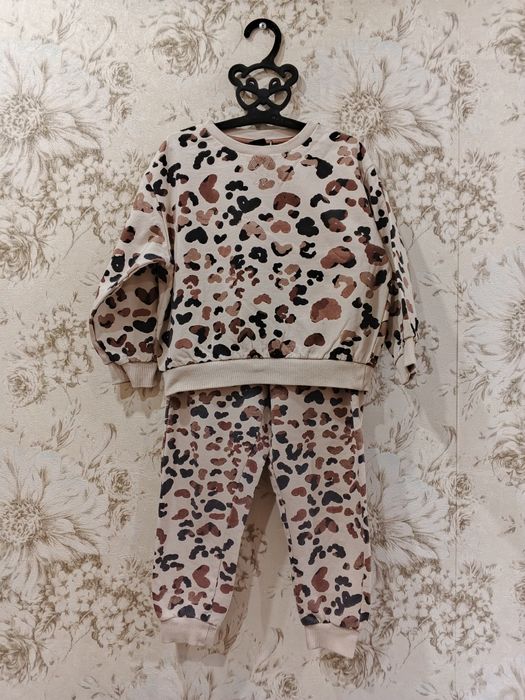 Стильний костюм для дівчинки в оригінальному кольорі