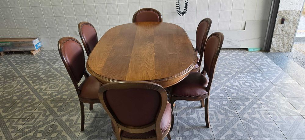 Mesa de Madeira com 6 Cadeiras de Madeira e Couro