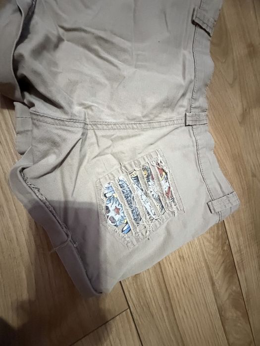Krotkie spodenki z przetarciami
