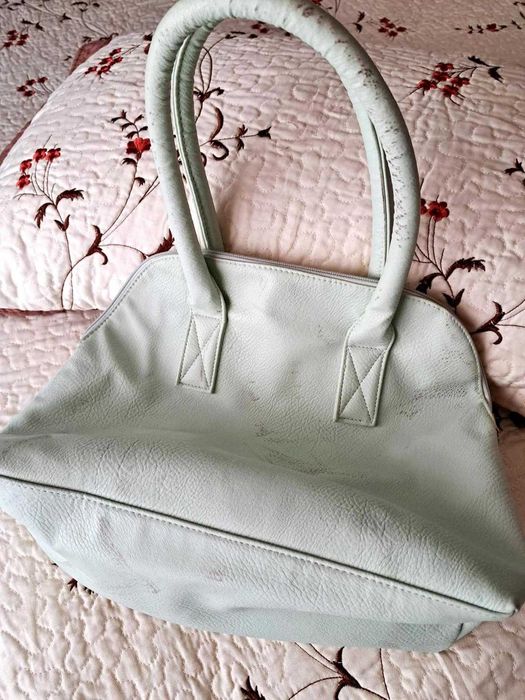Bolsa de mulher com marcas de uso