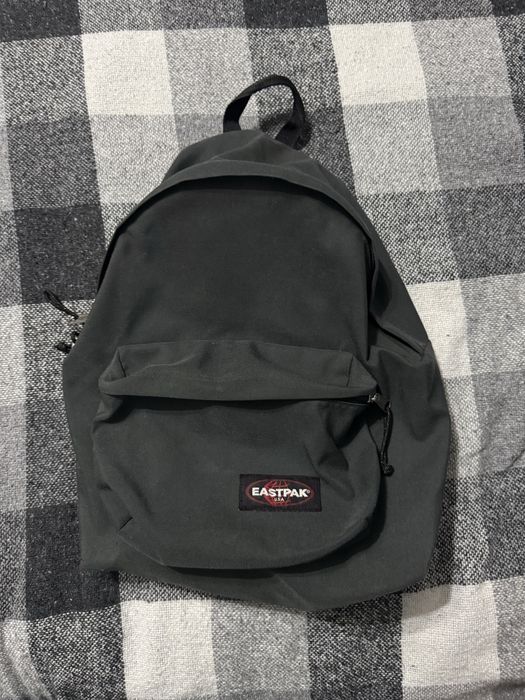 Рюкзак Eastpak кольору хакі темна олива