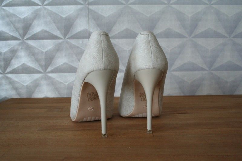 Nowe kremowe szpilki