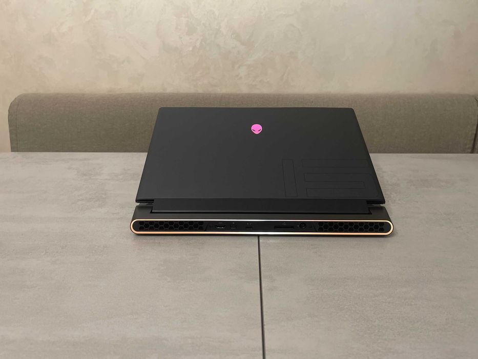 Ігровий ноутбук Dell Alienware 15 R3 / 15,6" FHD IPS / i7-10750H / 16GB / 512GB / GeForce RTX 2070 Super 8GB