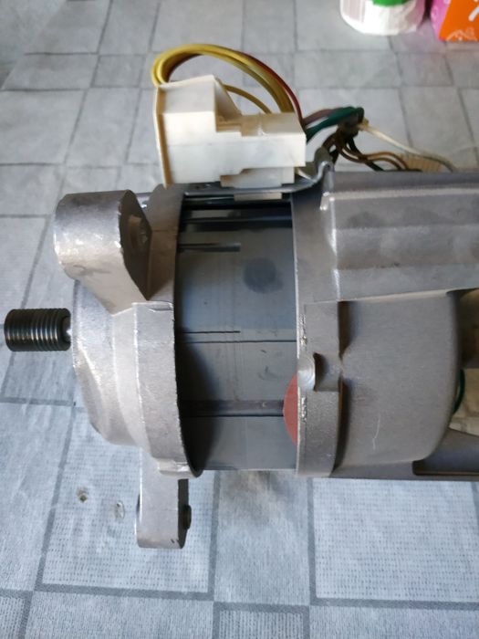 Электродвигатель к стиральной машинке  Electrolux. С приводным ремнем.