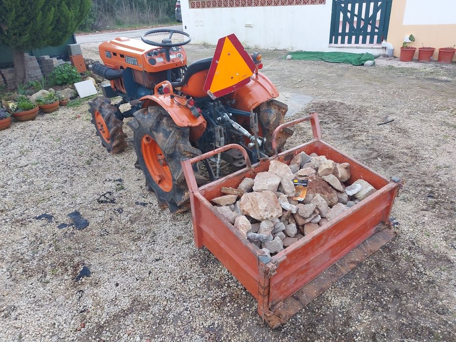 Kubota B7001 de 3 cilindros , 4x4, muito bom de motor.