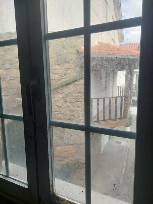 Moradia t4 interior para recuperar- toda em pedra 2 gar.,negociável