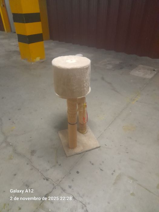 Arranhador e casota para gatos