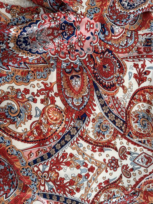 Blusa estampada tons vermelho