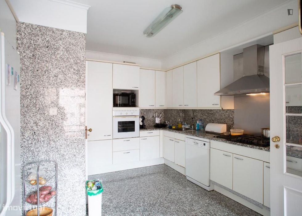 Quarto - localizado em Sete Rios Lisbon