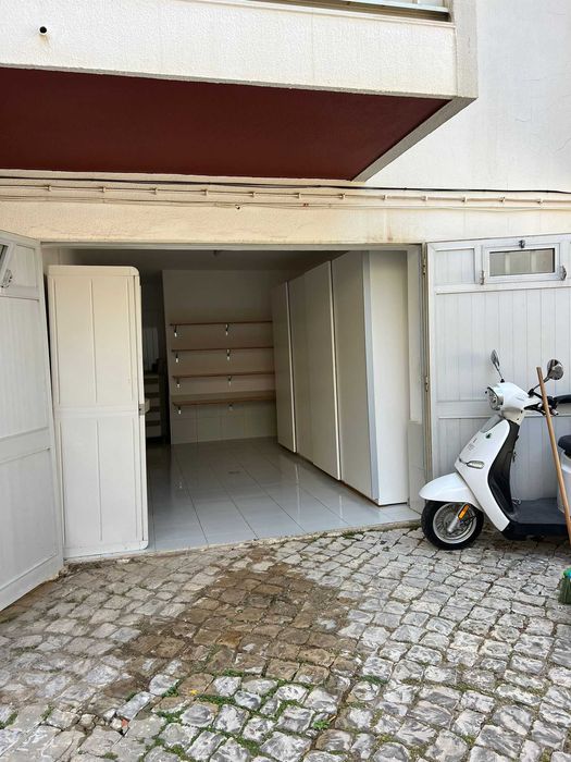 Alugo Arrecadação 12m2 - Quarteira