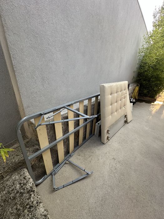 Cama completa + estrado maio ou menos funciomante + tampo do chao