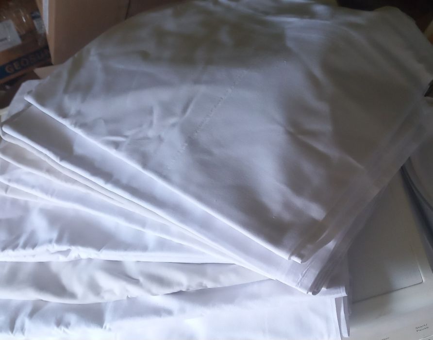 Простыни.Белые . 100%. Хлопок. Б/у. Чистые .