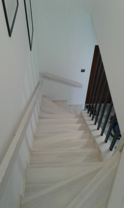 schody drewniane, samonośne i na beton,parapety drewniane.