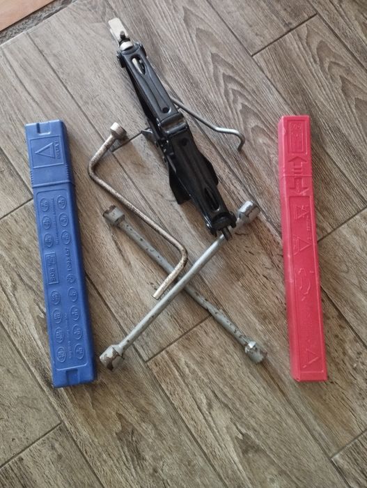 Lewarek,dwa trójkąty,dwa klucze do samochodu osobowego
