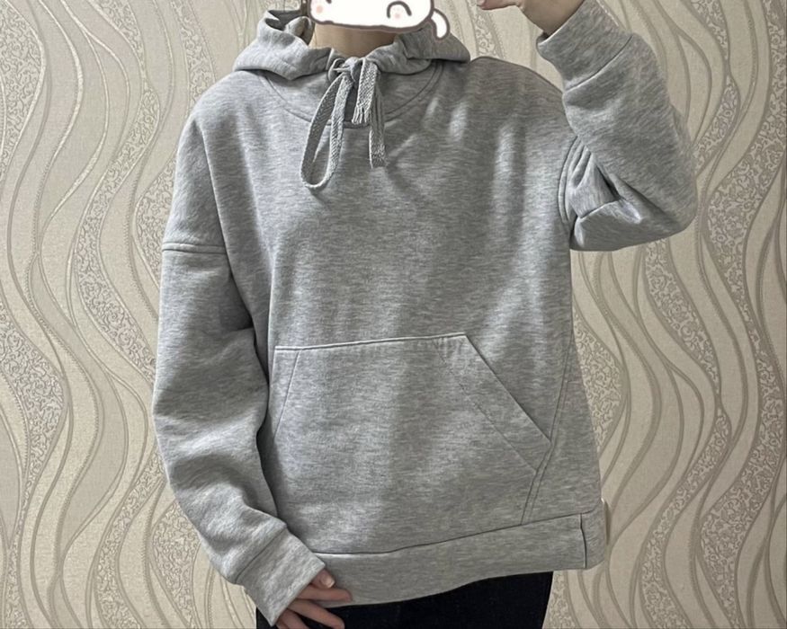 серое худи