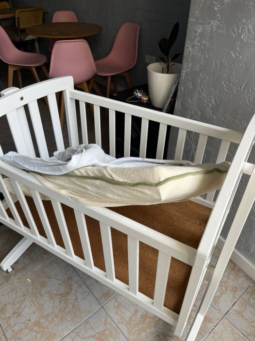baby crib for newborns (0–6 months)