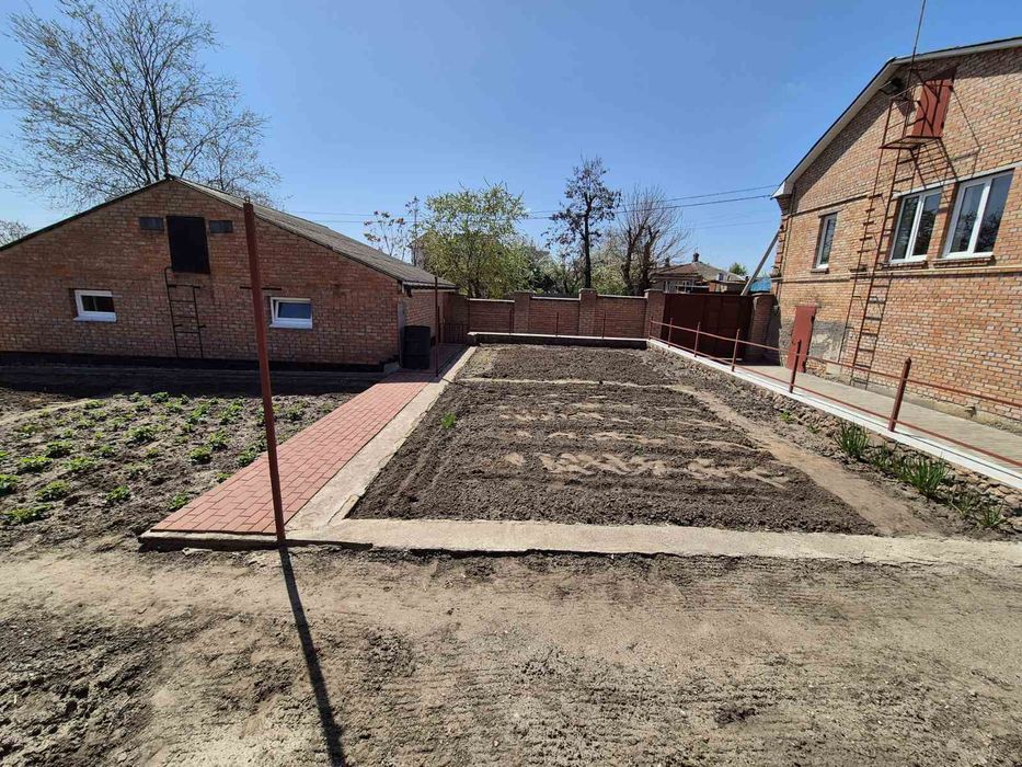 Продається будинок в Центральній частині міста.