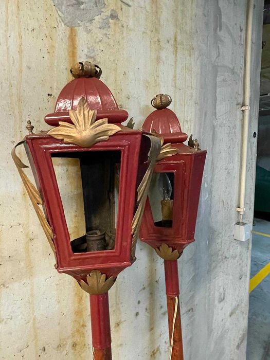 Par de lanternas antigas com vara