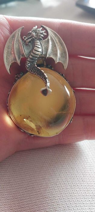 Bursztynowa zawieszka ze srebrnym.smokiem