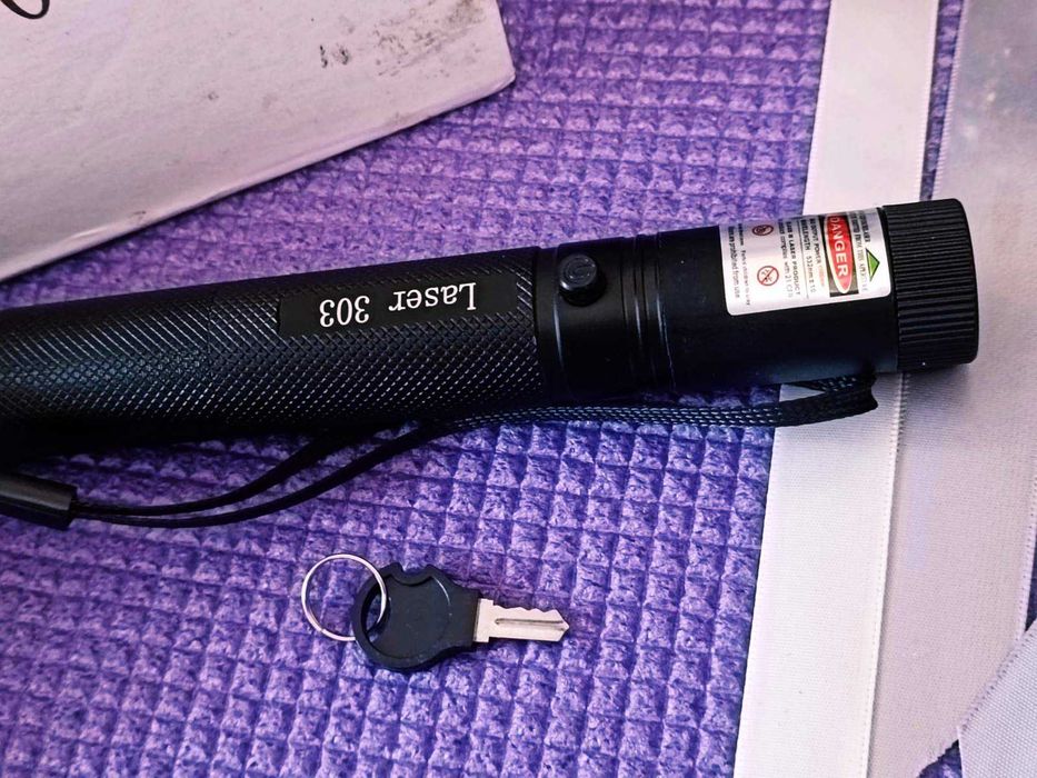 Лазерная указка Laser Pointer 303 с зеленым светом.