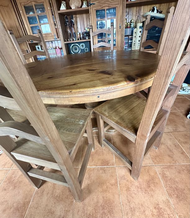 Mesa e cadeiras de madeira maciça mexicana