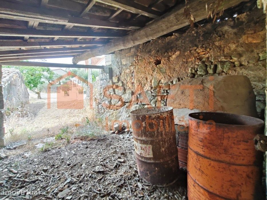 Ruína T2, Com Terreno De Cultivo A Confrontar Com O Ribeiro.