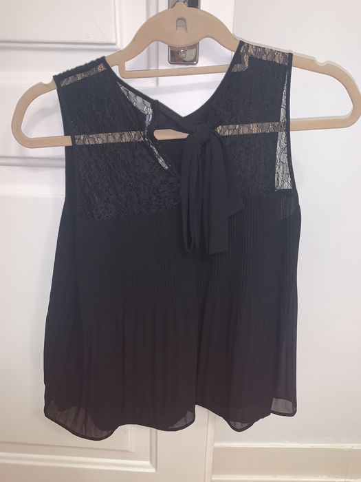 Top preto com renda e manga à cava