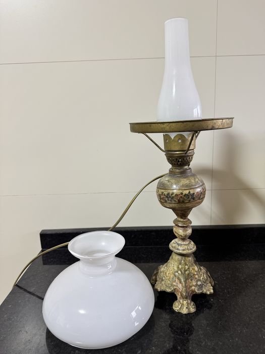 Candeeiro vintage estilo petróleo metálico pintado e globo em vidro