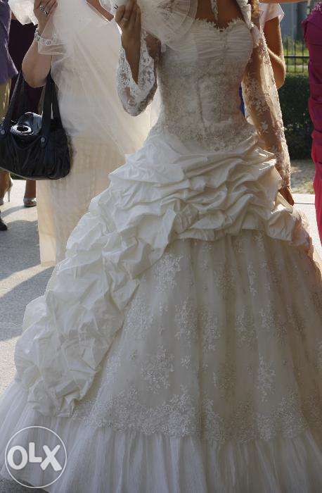 Suknia ślubna, bogato zdobiona, po praniu, rozm. 36/38