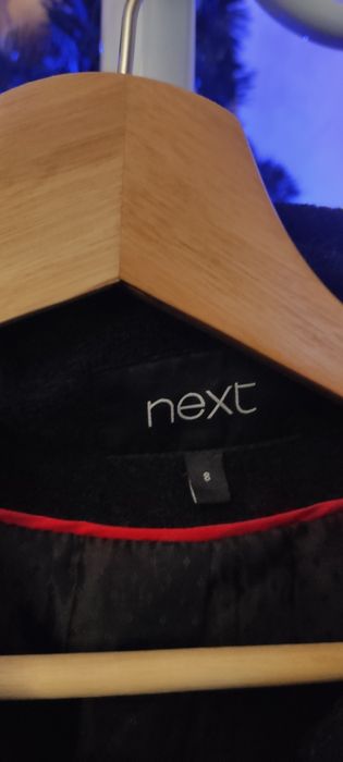 Czarny płaszcz Next z paskiem i rozkloszowanym dołem