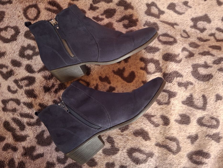 Buty granatowe z zamszu.
