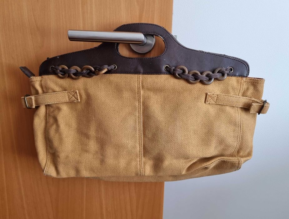 Mala em tons de castanho com adereços Misako