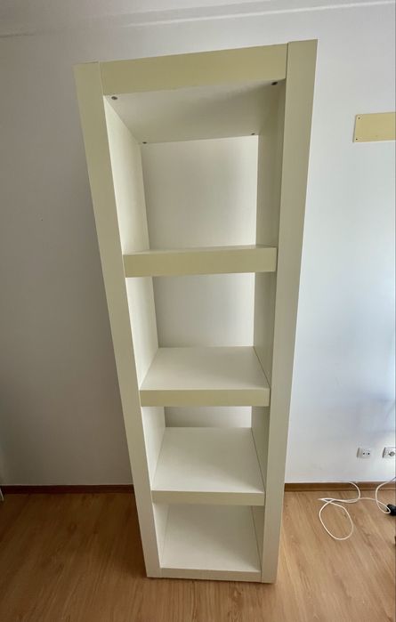 Estante branca com 4 prateleiras