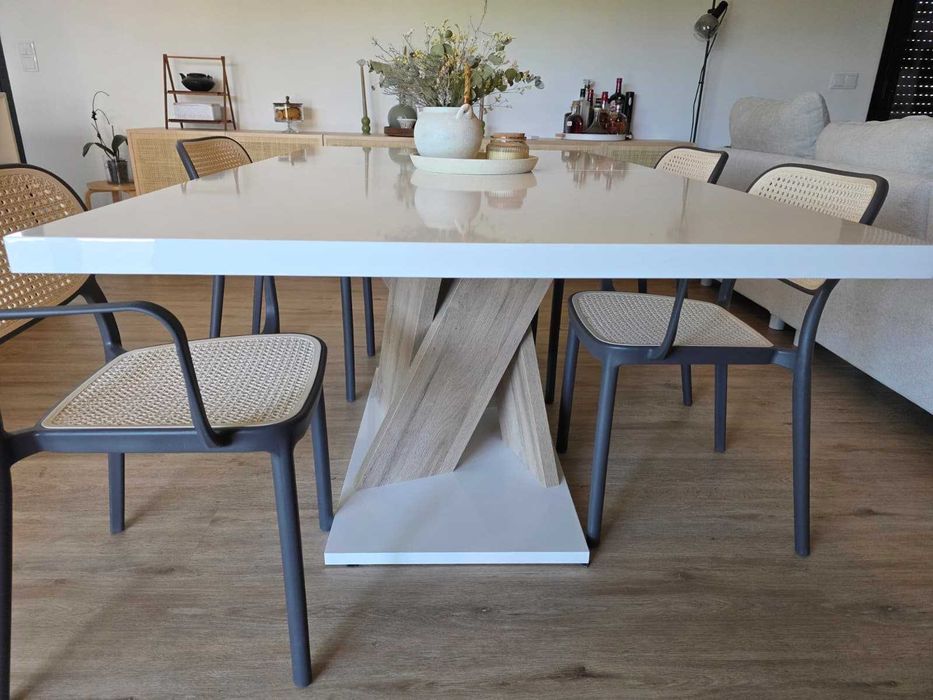 Mesa de Refeições para Sala de Jantar completamente nova, 3 meses de uso