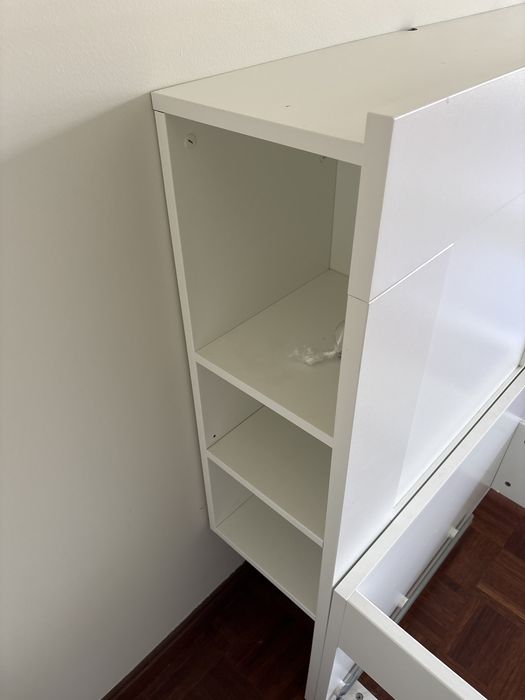 Cama com estrado e cabiceira