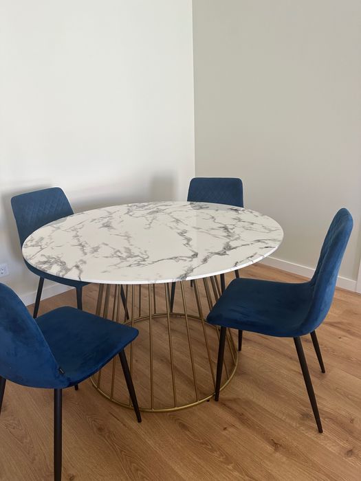Mesa de jantar c/ respetivas cadeiras