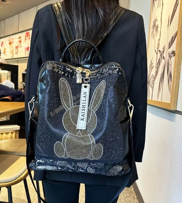 Женский рюкзак- сумка с дизайном и со стразами