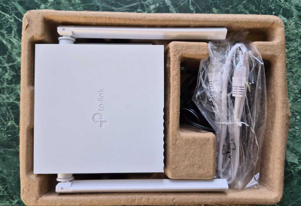 Роутер TP-Link TL-WR820N б/в, практично не був у використанні.