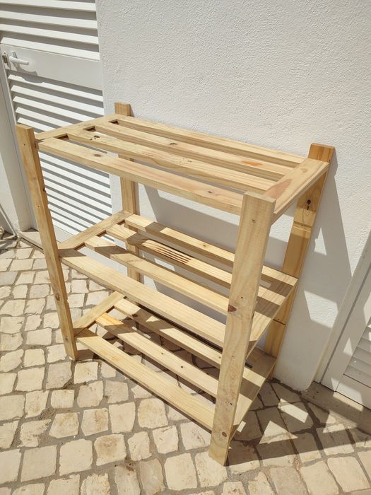 Estante de madeira