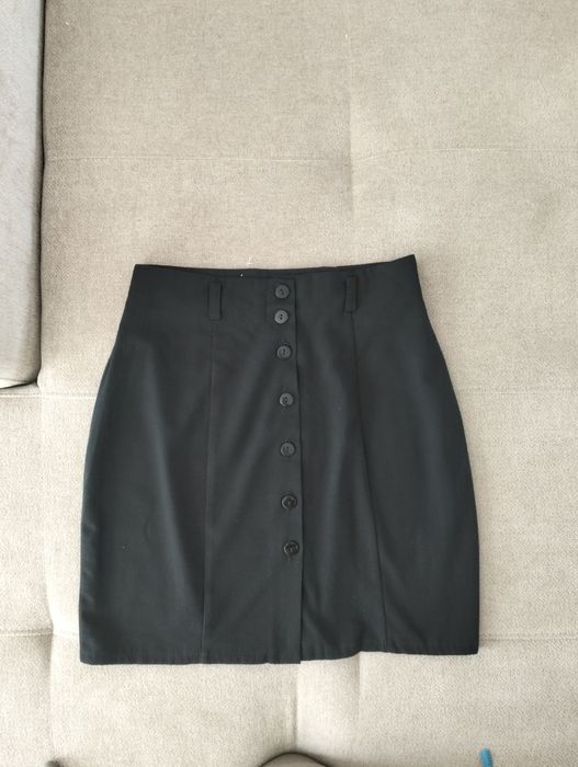Czarna spódniczka na guziczki