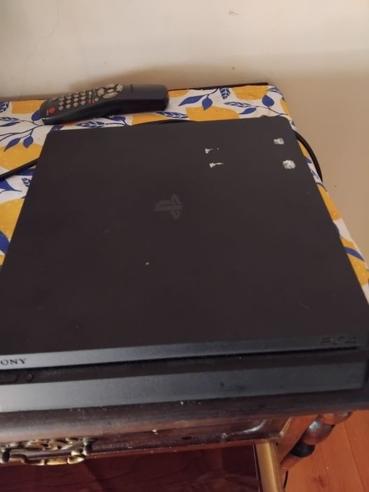 PlayStation 4 Slim a funcionar perfeitamente.