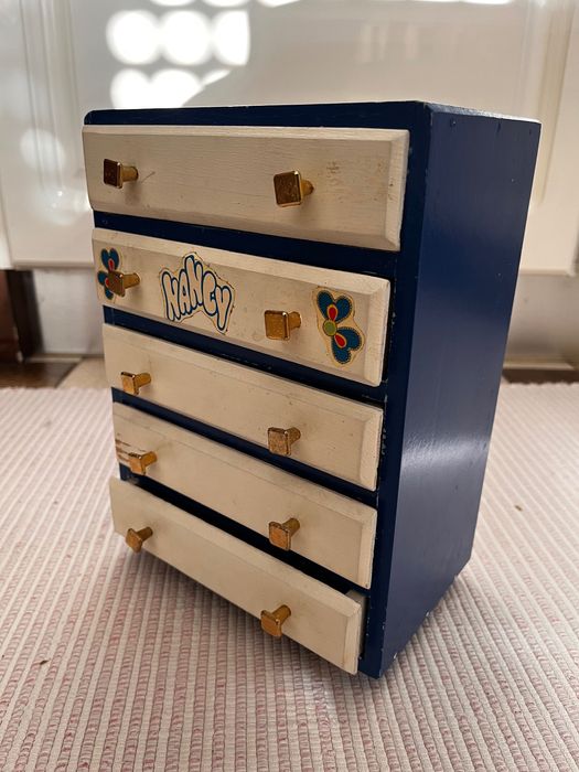 Armário da roupa Nancy em madeira.