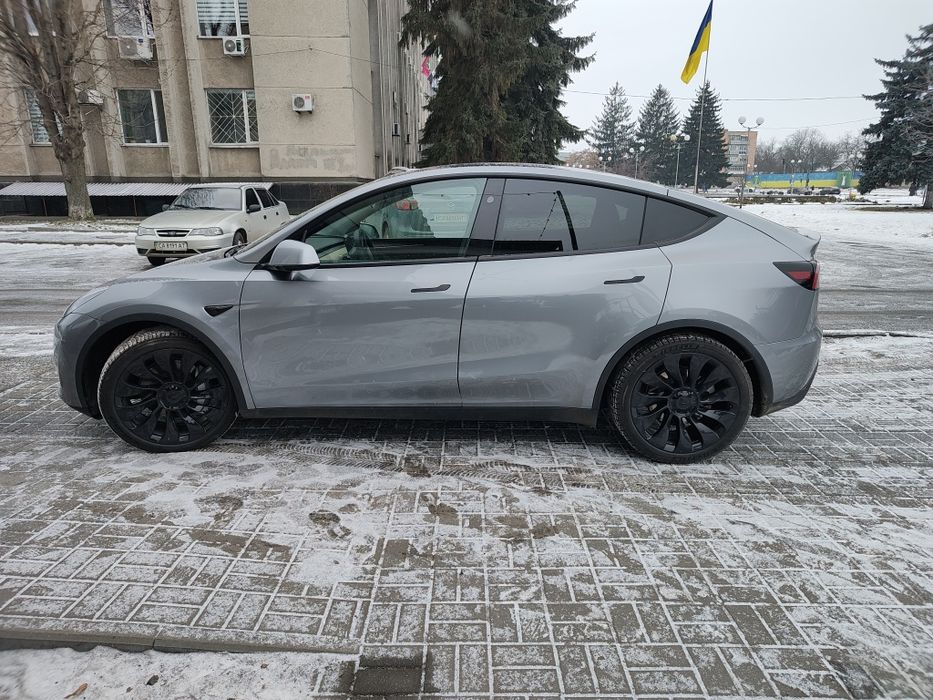 Tesla model y 2025 року, dual motor  long range 7 місць