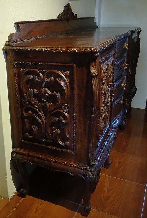 Três móveis de sala antigos