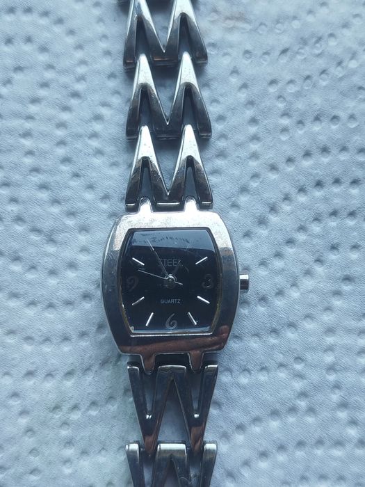 Vendo relógio de senhora  com bracelete metálica em bom estado. Tem pilha nova e funciona muito bem.