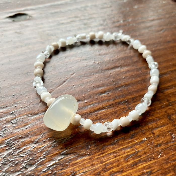 Piękna kremowa bransoletka z kamieniem naturalnym