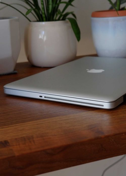 MacBook Pro 15'' Early 2011 / 2,2 GHz, Intel i7, SSD