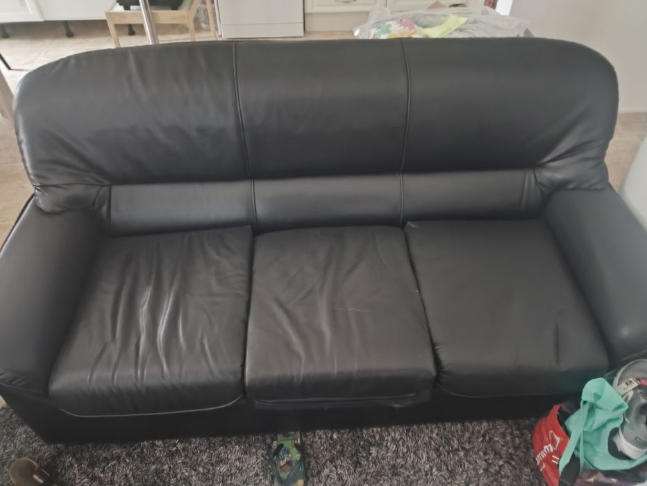 Sofás em pele pretos. Um terne e dois de um