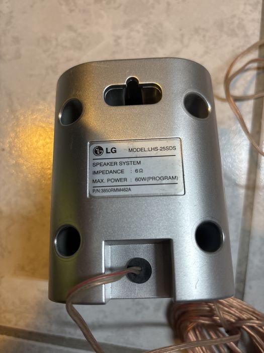 Vendo 4 colunas LG  60W cada